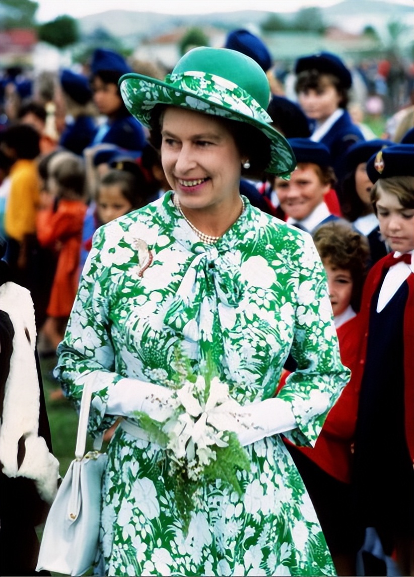 英国女王百年穿衣史,英国女王打扮