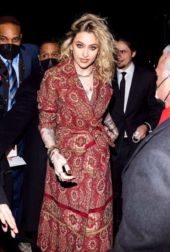 2009年杰克逊去世：长子遗传白癜风，女儿14岁被侵犯，幼子最像他