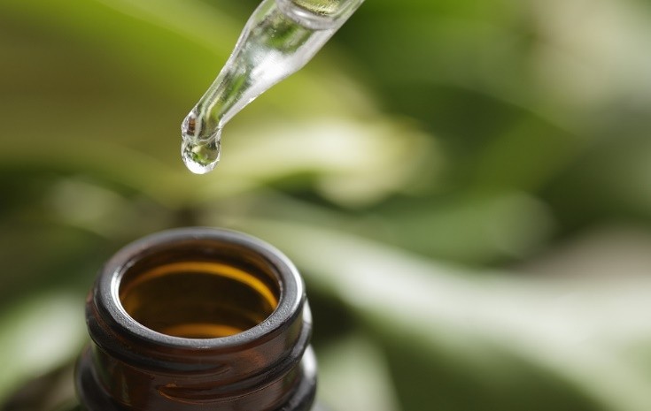 精华和精华油二选一,正确使用精华油的方法