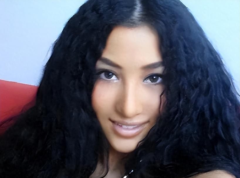 中国女歌手爱上外籍黑人,同居后被家暴至肛裂,如今40岁无人敢娶