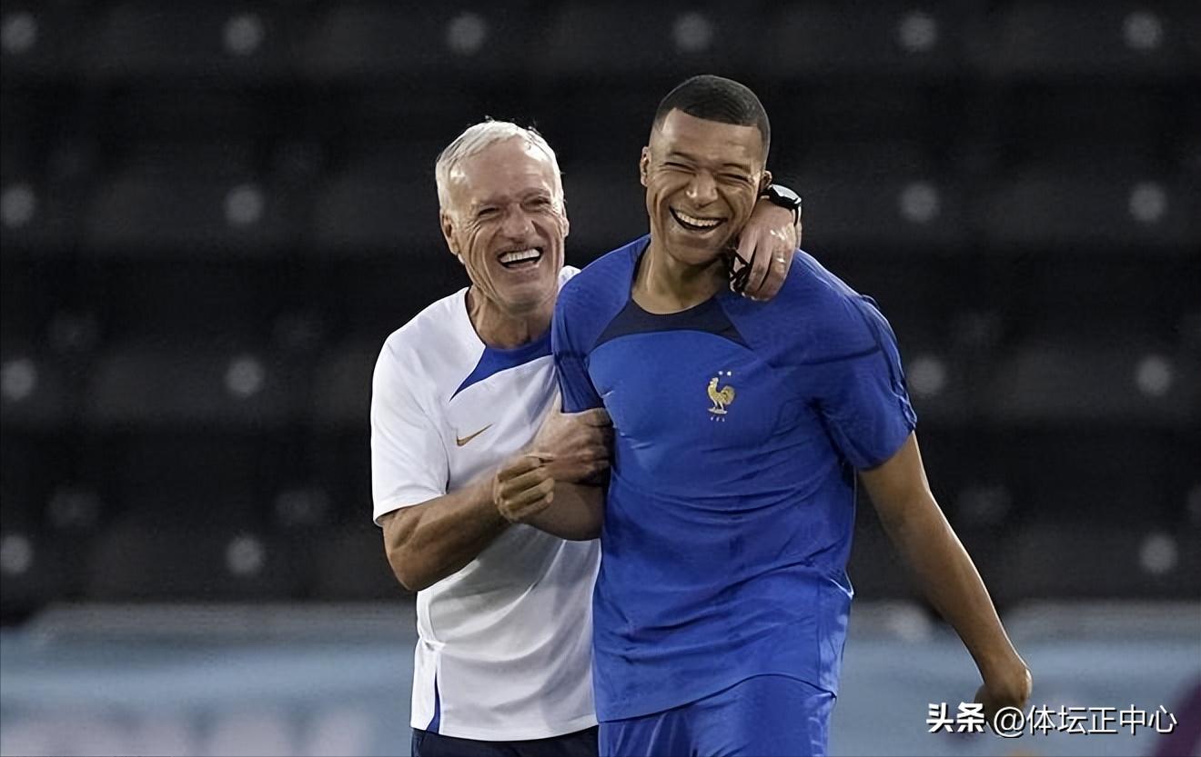 姆巴佩有资格当法国队队长,姆巴佩当选法国队队长与德尚握手