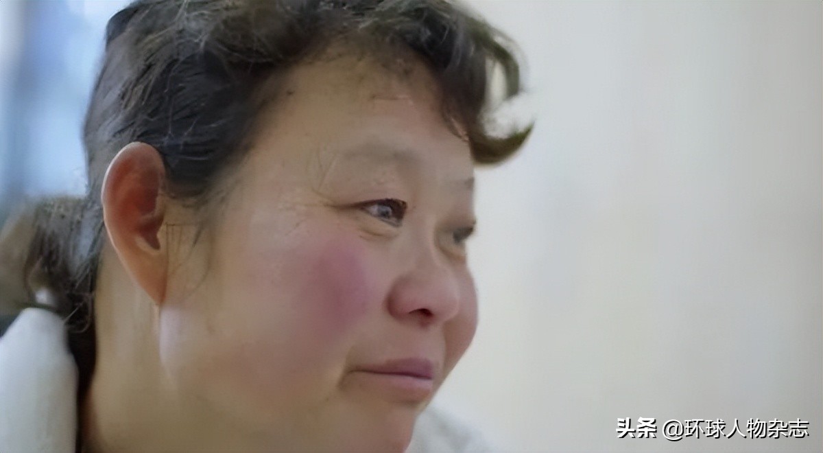 烈士母亲一人收麦子,烈士母亲割麦子