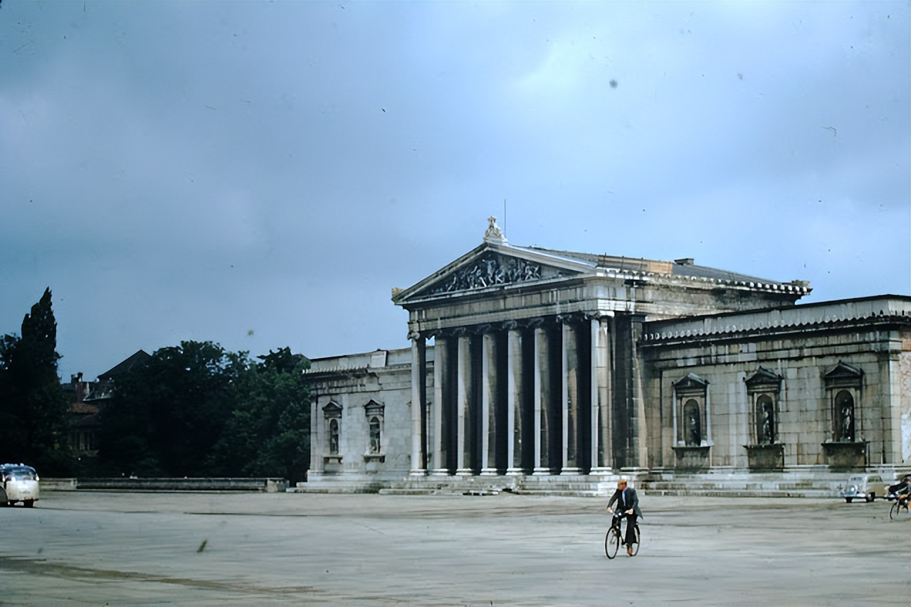 他驰骋整个绿茵场,开除教练自己领队,竟夺得世界杯冠军