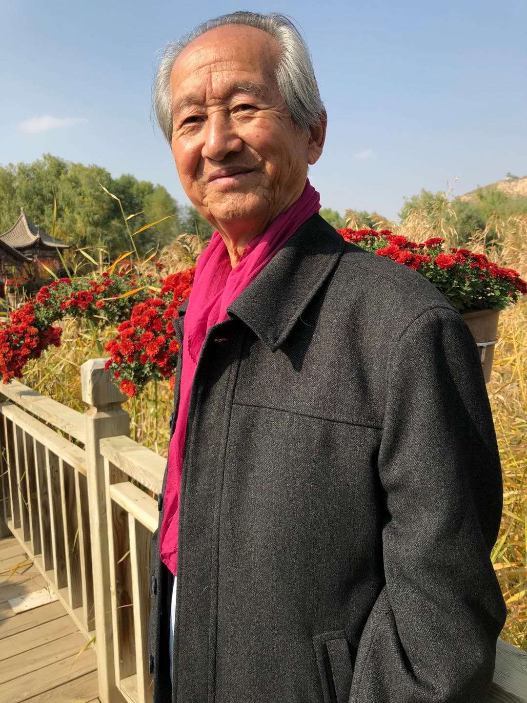 嵌月诗九首窗外月光千里照，床前灯下几行笺