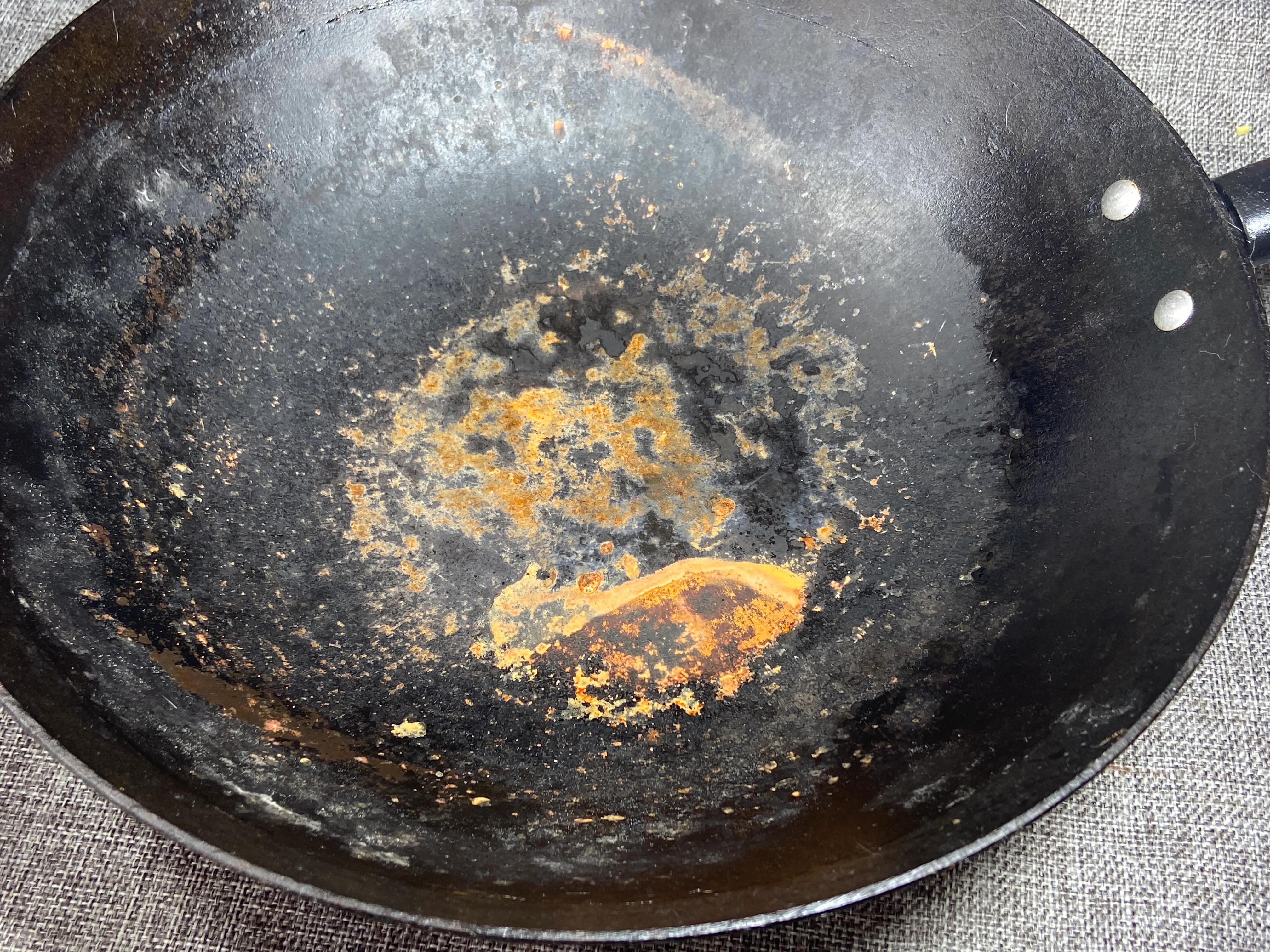 铁锅生锈怎样才能彻底清除,铁锅怎么清除锈迹小妙招