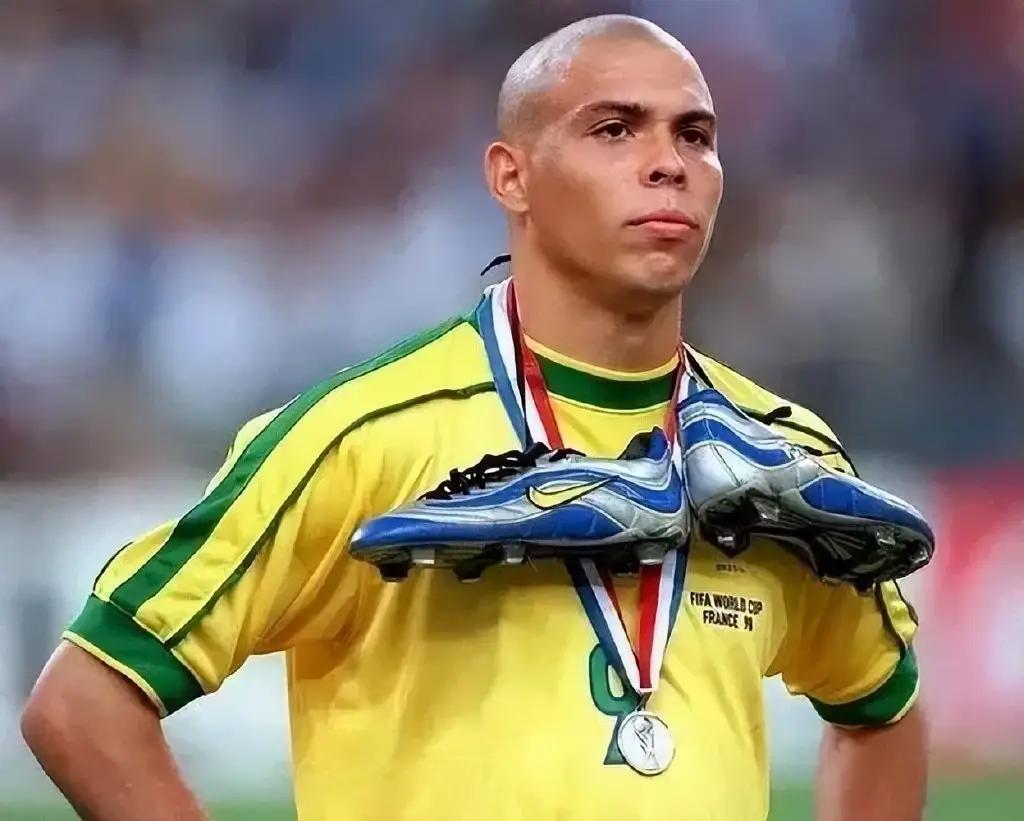 巴西十大传奇足球巨星,巴西著名球星小罗