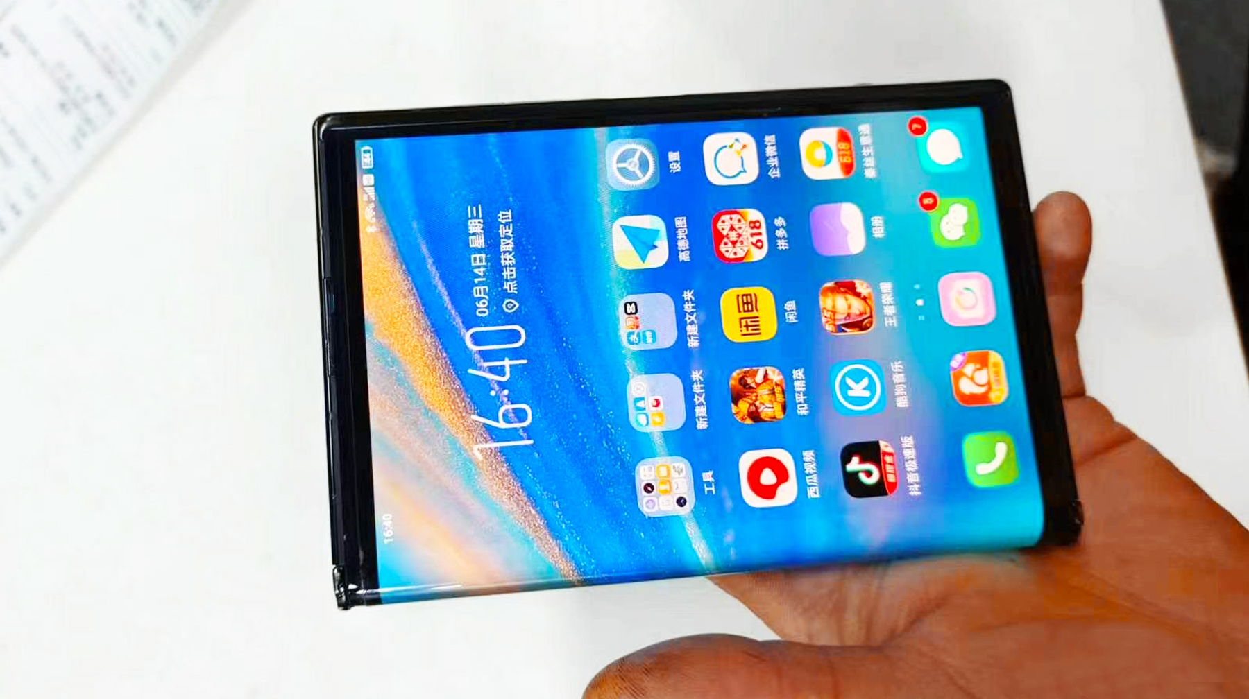 外形充满科幻感，体验这款国产折叠屏手机，摊开之后成小平板电脑