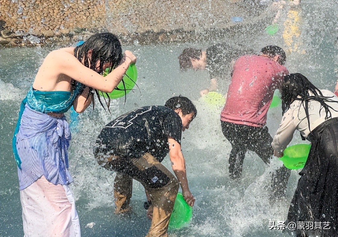 泼水节女子被撕扯雨衣怎么处理,泼水节被撕扯雨衣当事女生发声