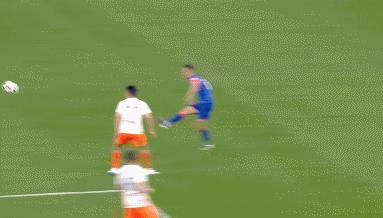 国足队长高难度射门,男足队长带球破门