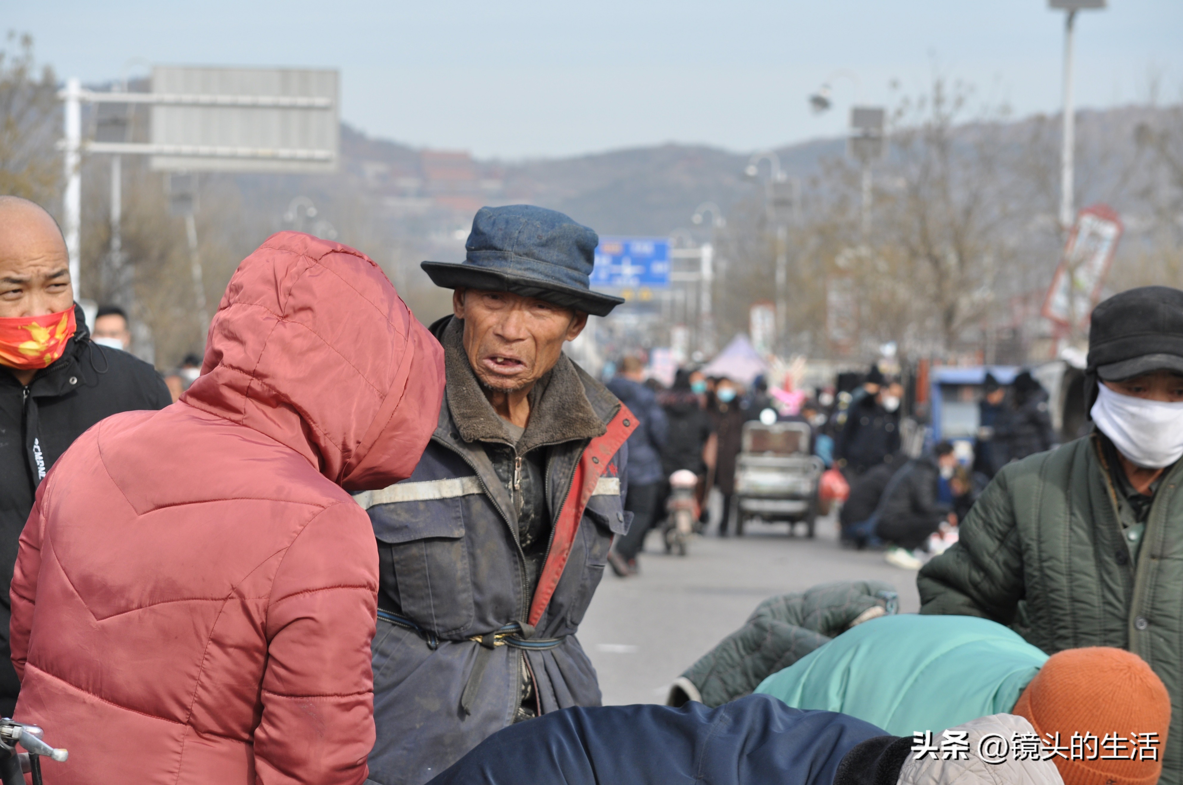 73岁“山大王”一生未娶，住草房搬山上，半天工钱15元看咋回事