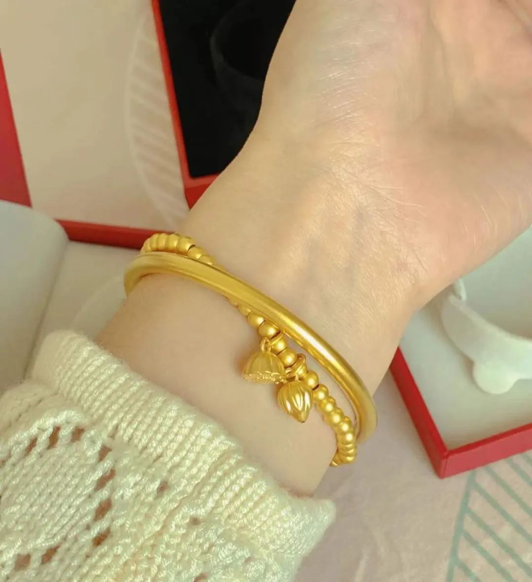 迎财神要摆几样东西最好,手捧元宝的财神金子