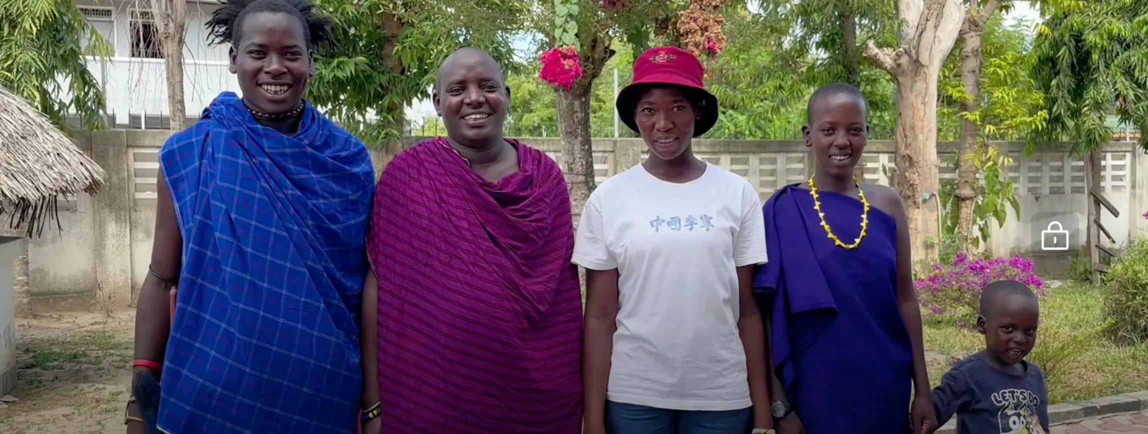 木头头遇到困难，为报答马赛保镖救命之恩，小五要带着他们做生意