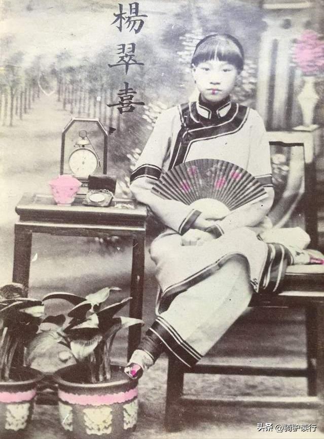 古时女人的三寸金莲：金莲花舞蹈、裹脚布、绣花鞋酒杯及恋足癖