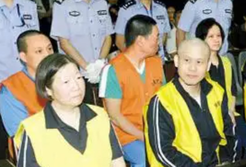 “无知女贪”李启红：炒股4个月敛财1983万元，判11年罚2000万