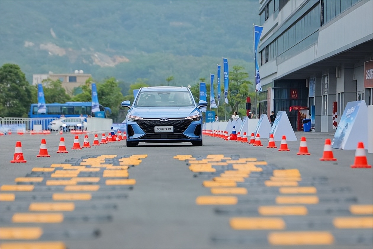 不负新时代,比亚迪宋plusdmi和奇瑞艾瑞泽8