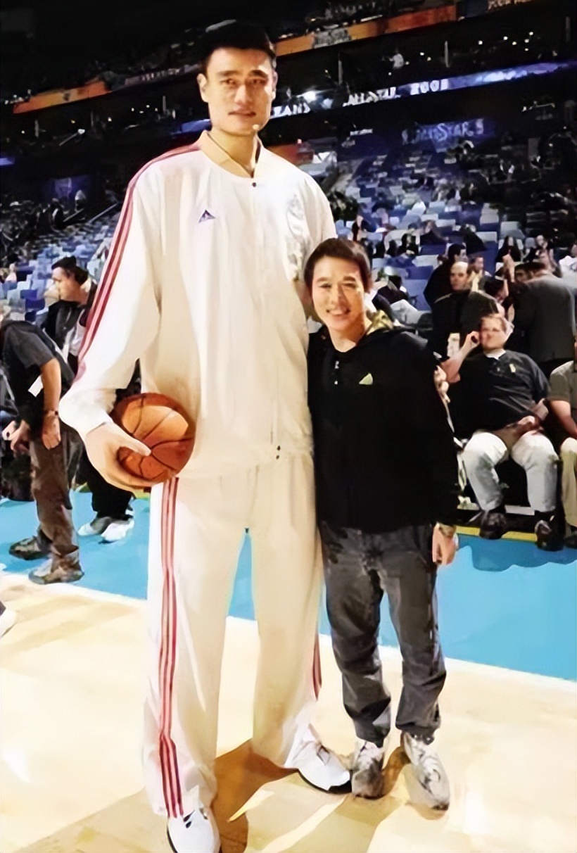 姚明在机场做核酸，12岁女儿比医护人员高出一头，或超180cm