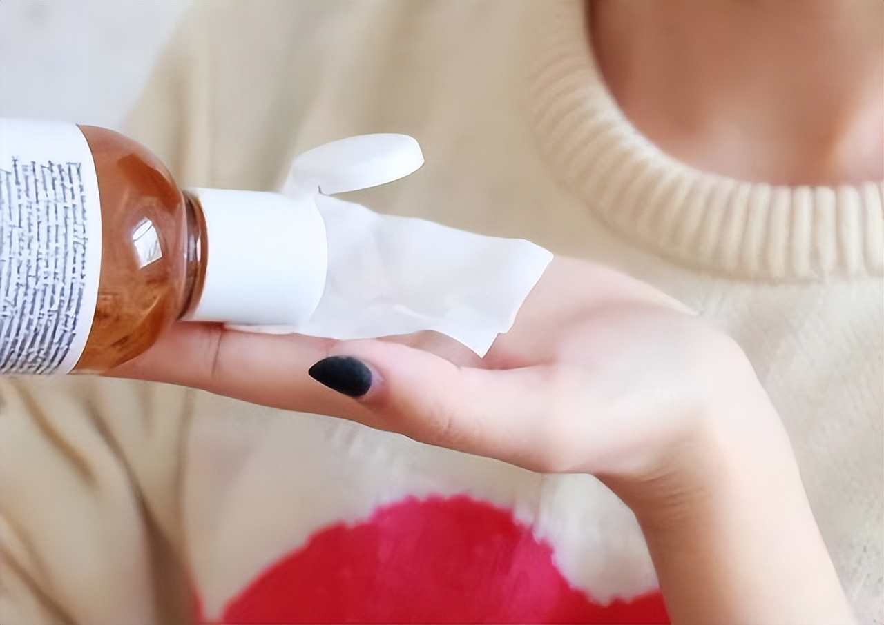 用完爽肤水洗脸的正确方法,每天清水洗脸后擦爽肤水可以吗