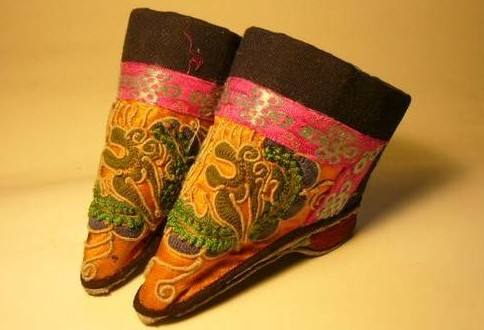 女人小脚为啥叫三寸金莲,古代女人是三寸金莲脚吗