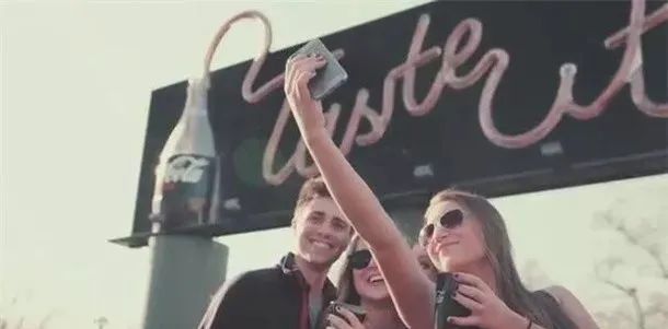 跟着飞机跑、可以喝、会传染，这些户外广告牌不一般