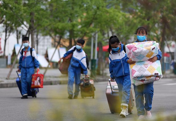 小学生住校想家了特别想哭怎么办,当住校的孩子说想家该怎么办