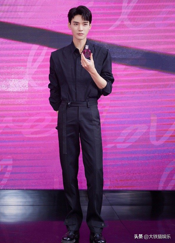 穿黑衬衫好看的人,穿黑衬衫的帅气男人