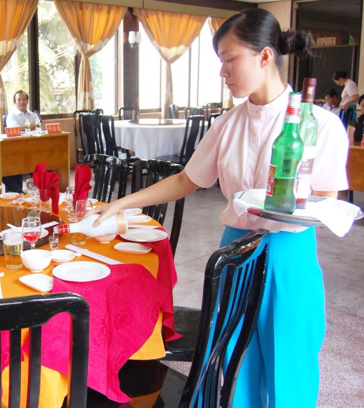 我，大学毕业5年，在餐厅当服务员，月薪2500，成了全村人的笑柄