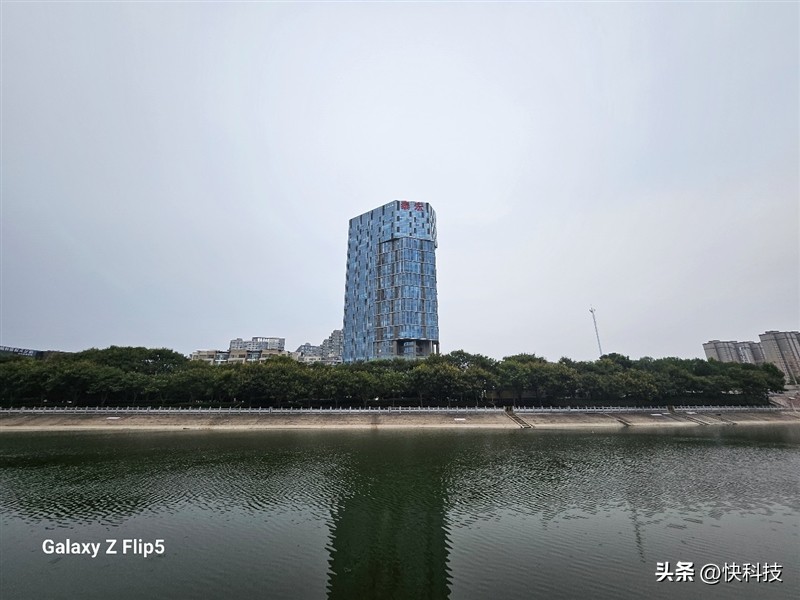 三星galaxyzflip防水测试,三星折叠手机zflip5防水吗