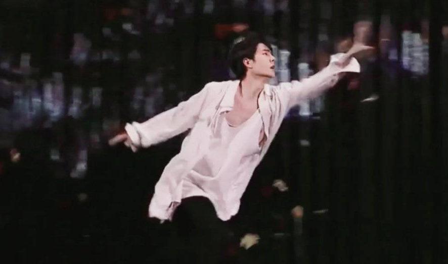 北京台春晚杨幂关晓彤杨紫,元旦跨年演唱会关晓彤造型