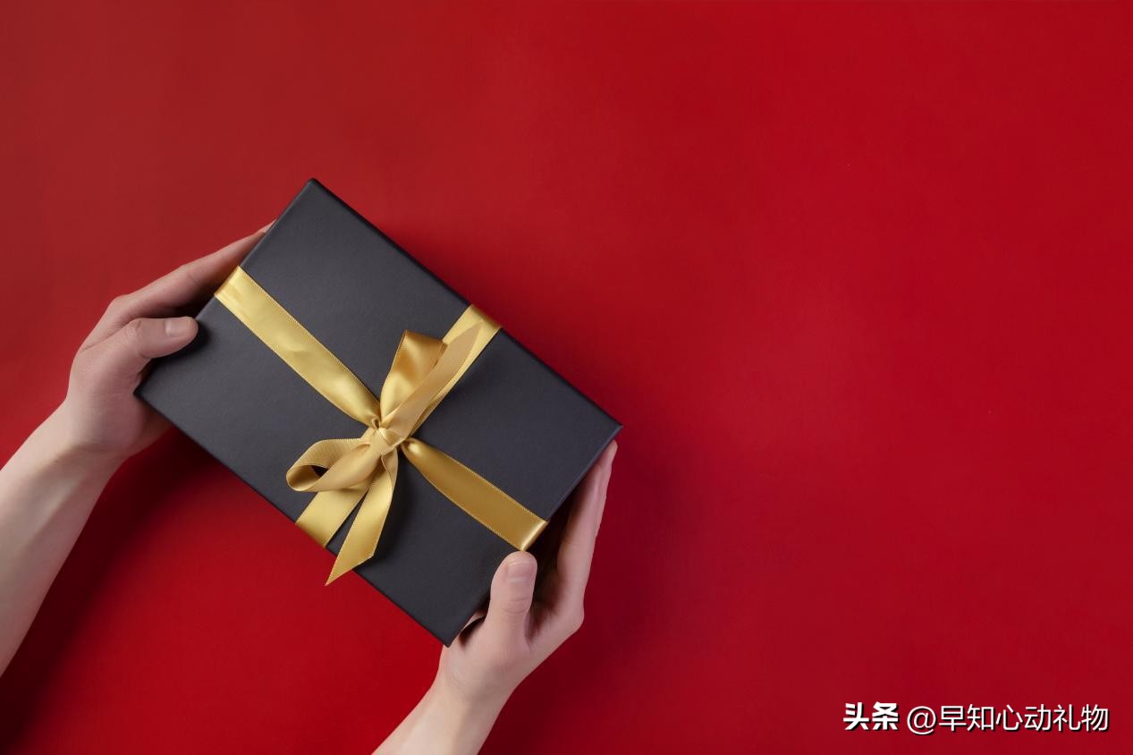 40岁男人生日送什么礼物给女人,一般男人生日送什么礼物比较实惠