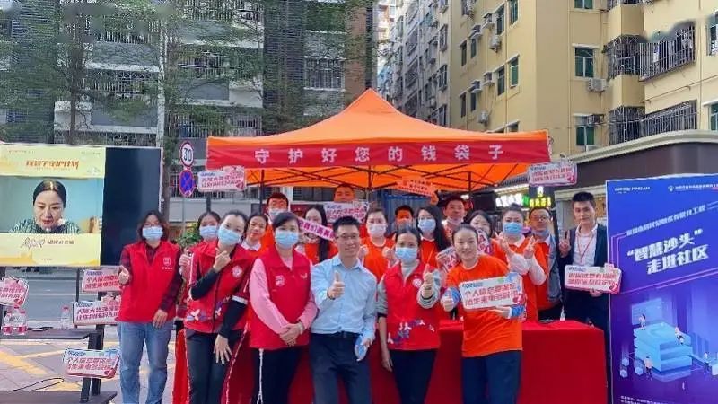 反诈宣传进社区服务群众创平安,社区网格员开展反诈宣传活动