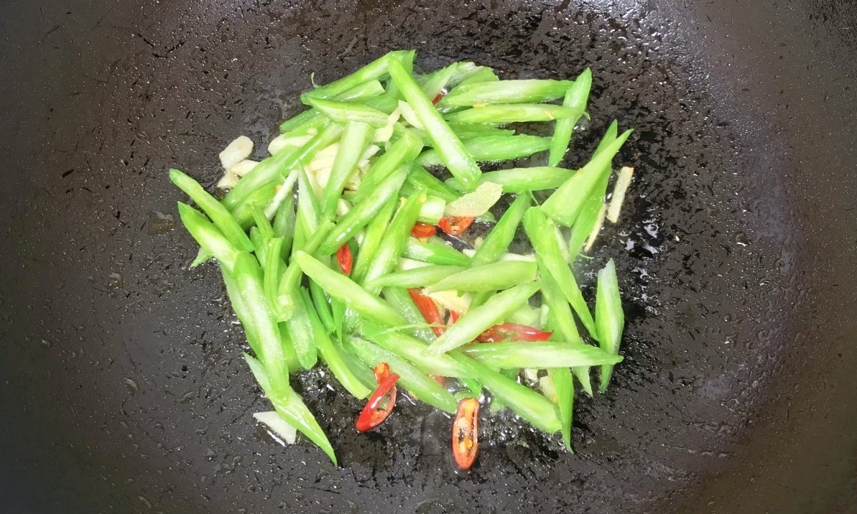 “失眠”最怕这2种菜，便宜又好吃，一周吃2次，天天一觉睡到天亮