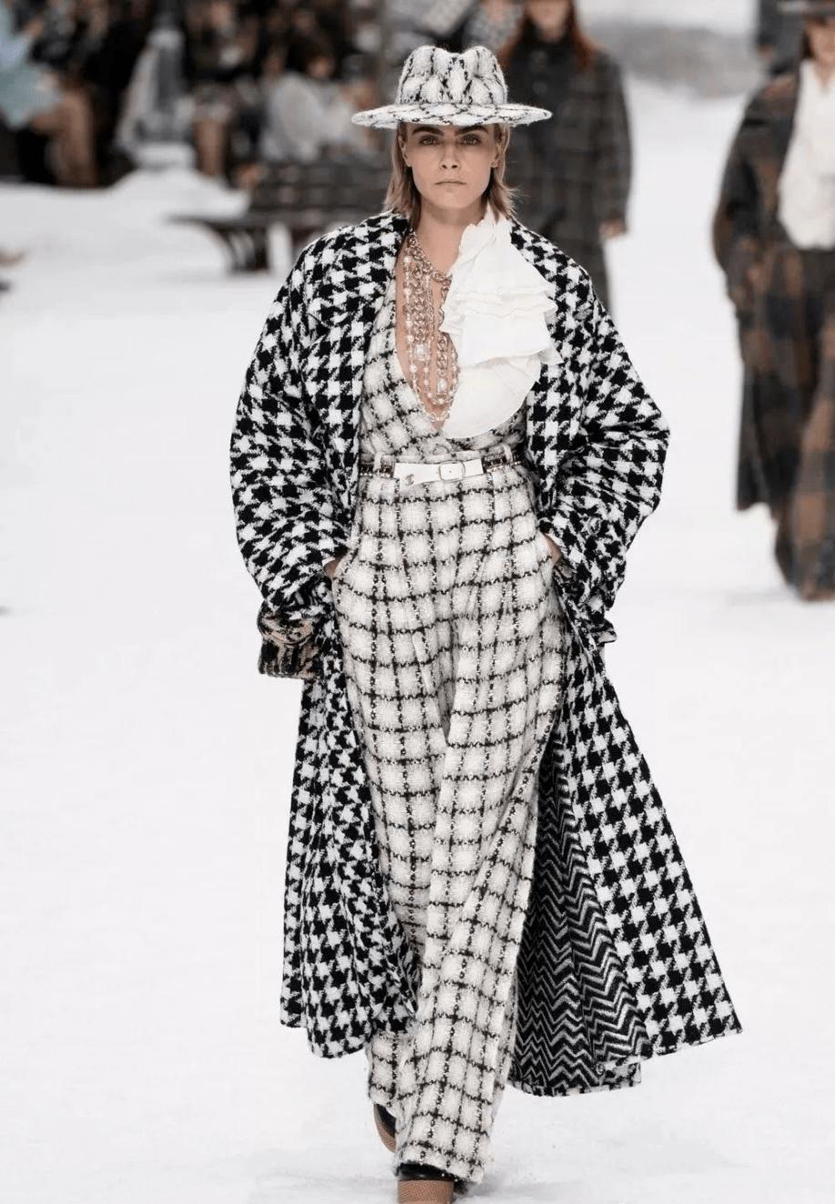 美国女星走秀衣着暴露引成争议,好莱坞女明星街头