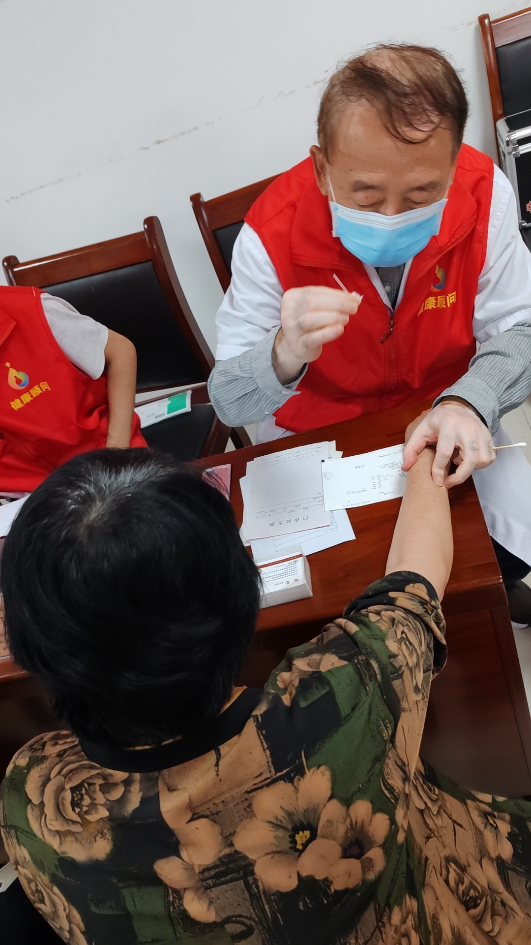 市三院联合宏仁堂“服务百姓健康行动”走进周村公共资源交易中心