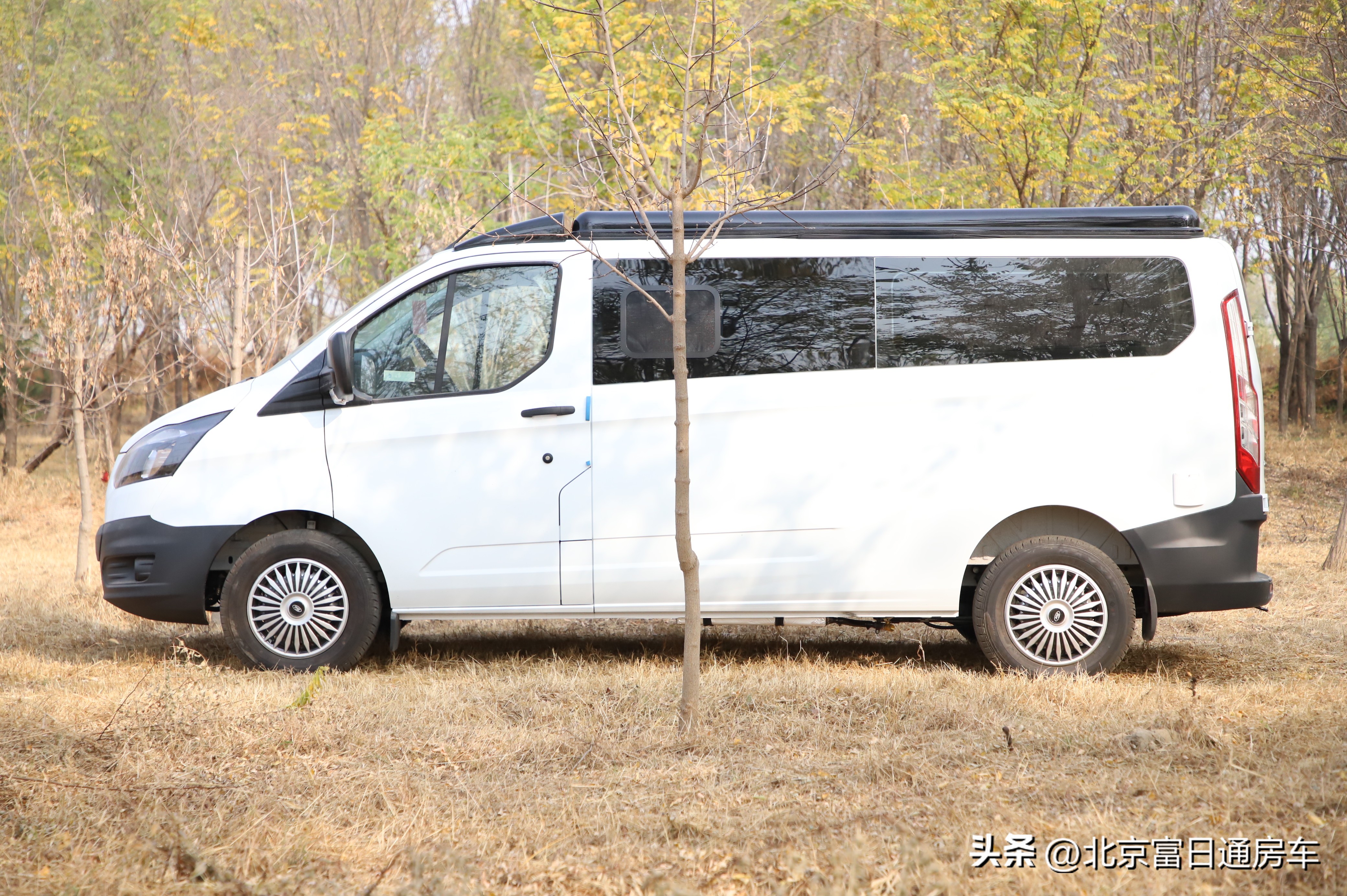 自带全封闭帐篷越野房车,模块化露营房车车长4米重500