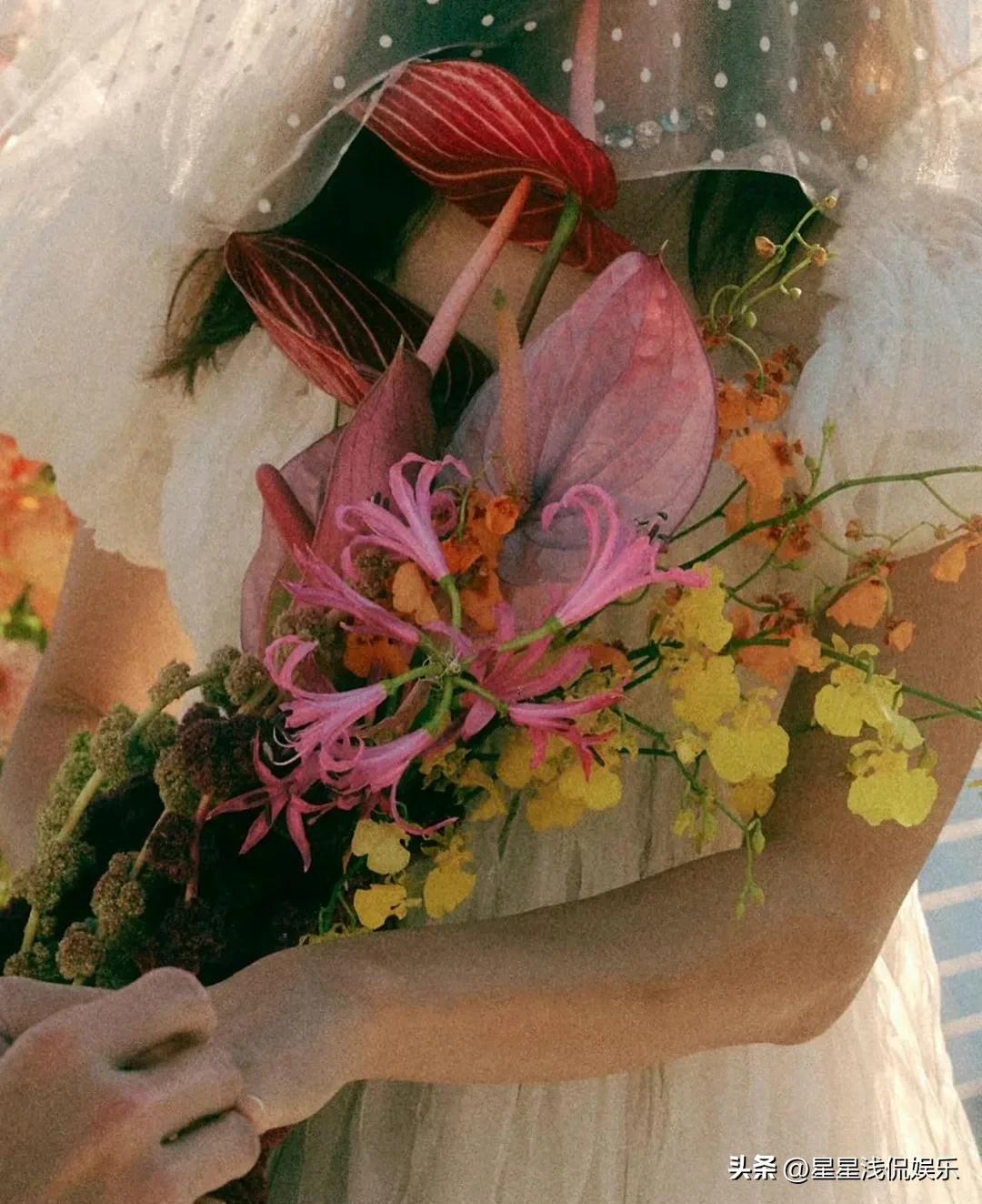 孔孝真同款婚礼婚纱照,孔孝真现身机场