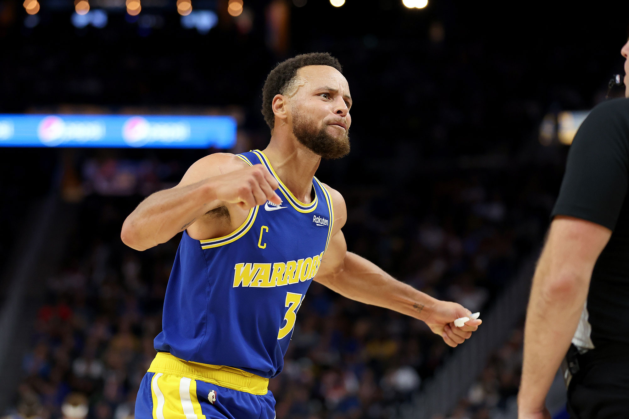 勇士险胜国王裁判报告出炉,汤神最后时刻防守犯规,库里也受益