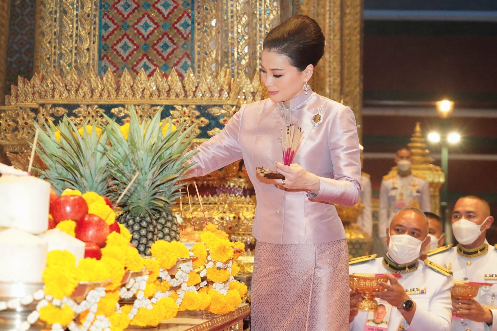 泰国王后苏提达制服,泰国苏提达王后最新衣服