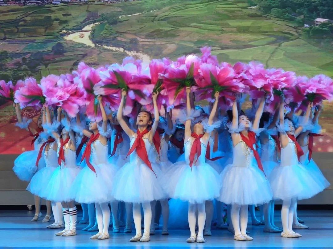 江苏常熟市商城小学舞蹈《成长在祖国的怀抱里》荣获三等奖