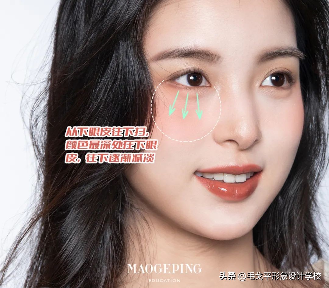 适合新手的腮红推荐教程,新手必学的四种腮红修容