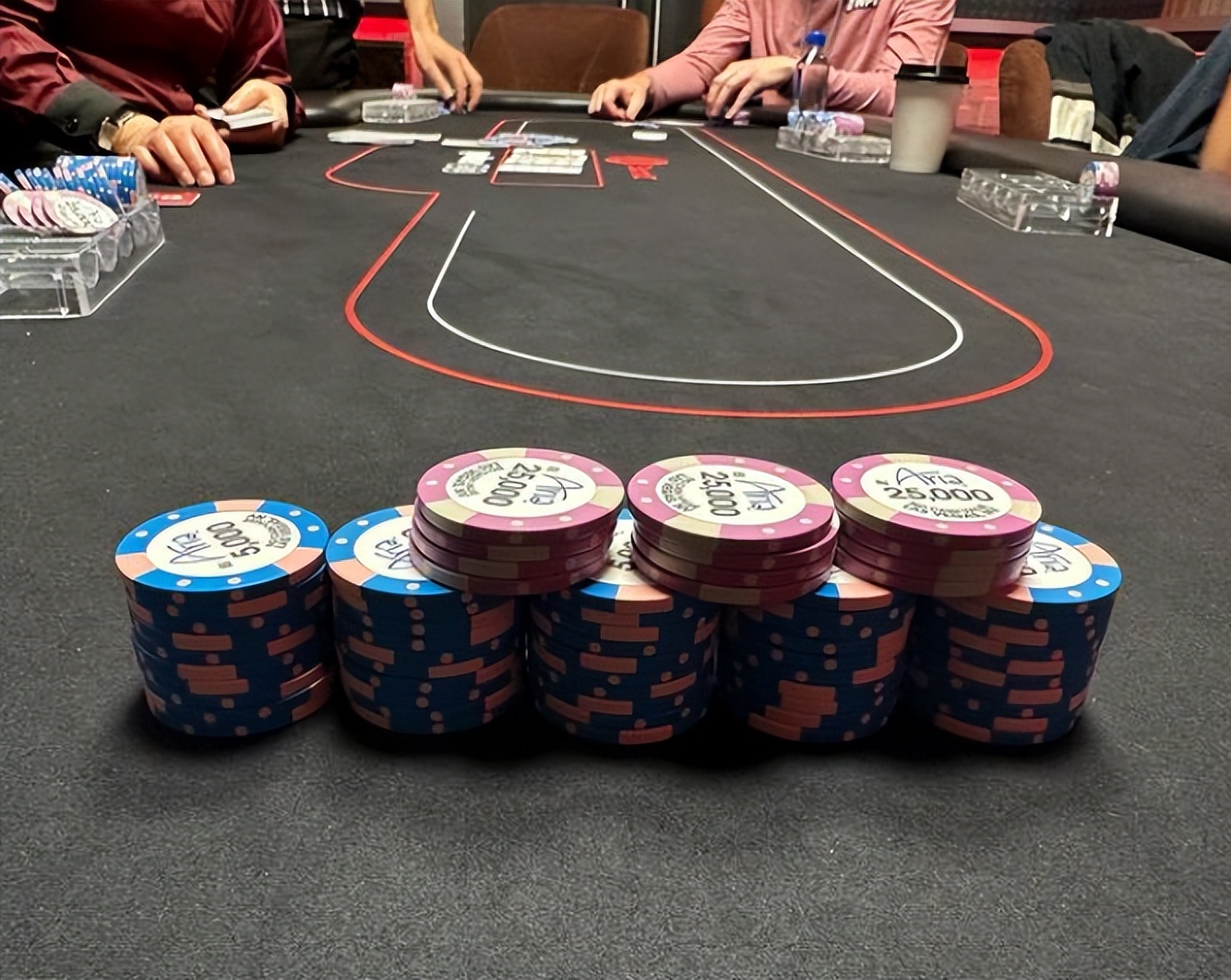 女牌手*点露**干扰对手获胜引争议，结果其实是件假胸紧身衣