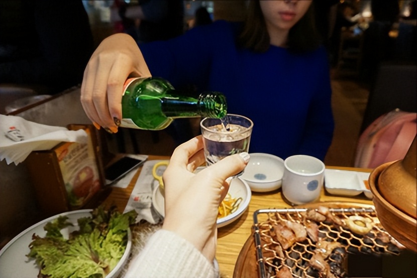 别人给倒酒应该怎样敲桌子,给别人倒酒然后敲桌子是什么意思