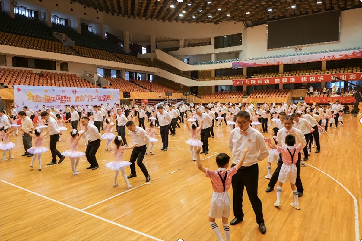 合肥市长江路幼儿园教育集团:举行“炫彩童年筑梦想舞动六一乐成长”庆六一亲子舞展示活动