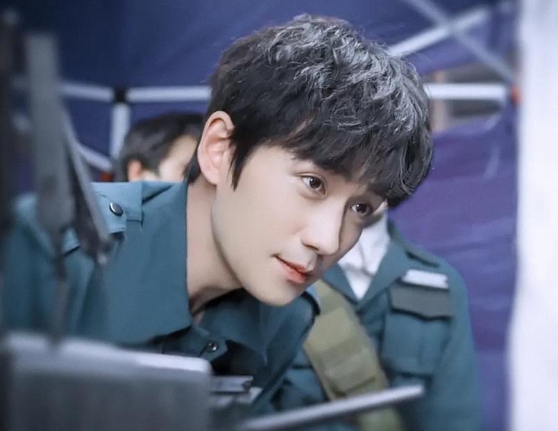 35岁朱一龙获金鸡影帝惹争议,朱一龙从影12载首次获35届金鸡