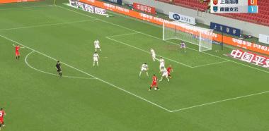 2-1逆转!中超第一拒绝爆冷:巴西巨星救主,武磊空门不进