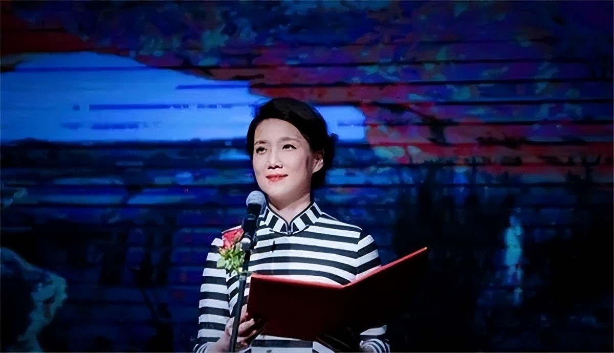 央视90后新闻联播主持人,中央台新闻联播女主持人飙泪