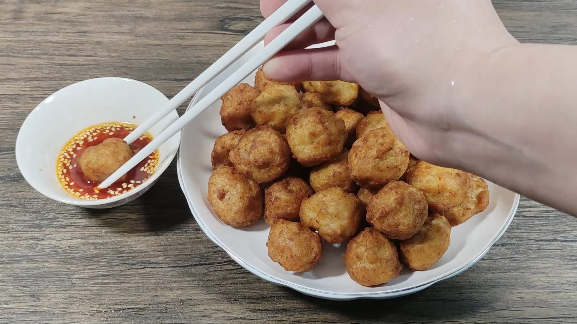 炸丸子切记不要放面粉和淀粉,炸肉丸子用面包糠炸才会又酥又脆