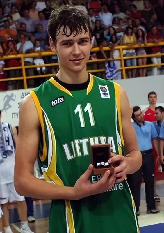 莫泰尤纳斯快攻,莫泰尤纳斯梦幻脚步nba