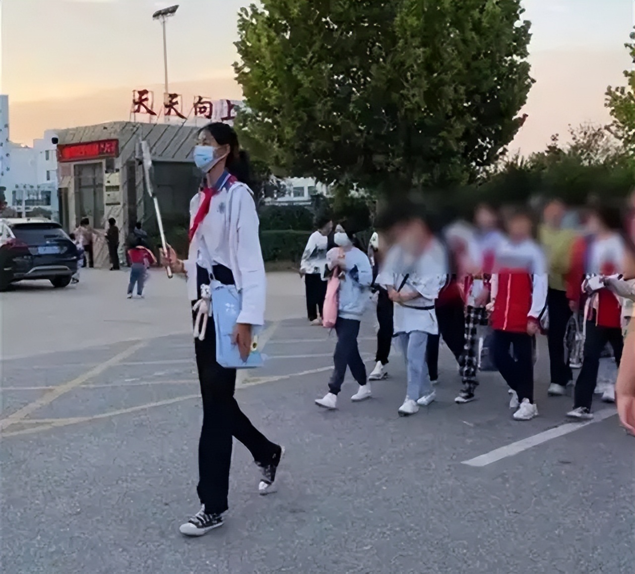 12岁女生身高160厘米适合打篮球吗,12岁女孩子1米8去打篮球