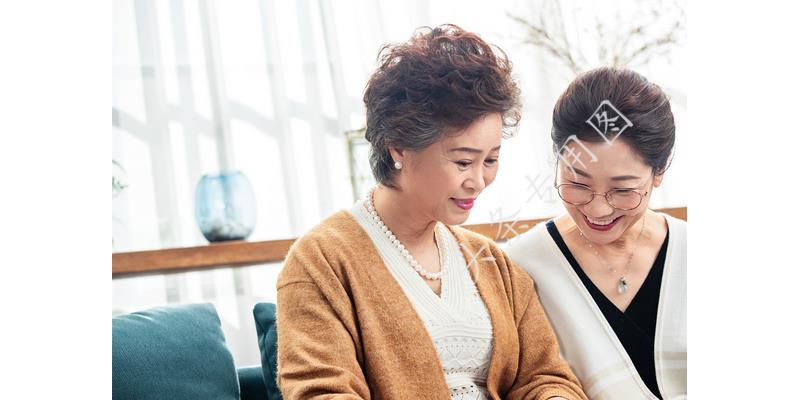 “姐，妈住院了，给5万”“你啥时候换妈了？我陪我妈逛街呢”