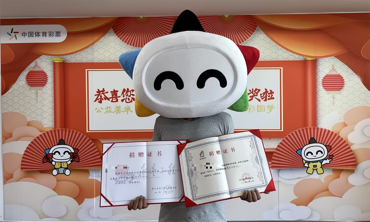 杭州彩民30元倍投中3600万，10天后淡定乘公交领奖捐300万破纪录